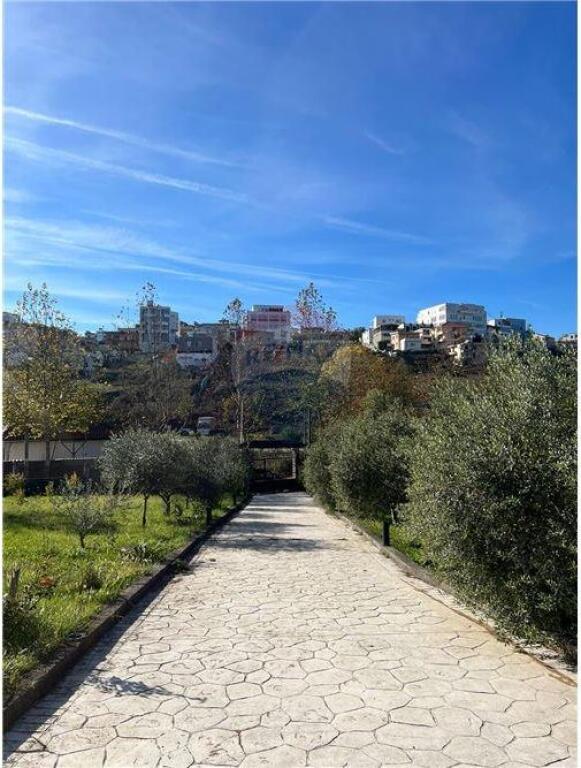 WE SELL A VILLA WITH 3 FLOORS IN FARKE!