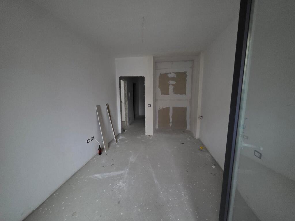 Treni Pran Unazes Se Vogel Shitet Apartament 1+1