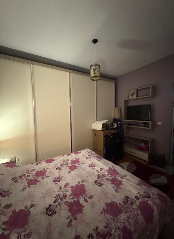 Jepet me Qera apartament 1+1  Tek ish-parku pas globit