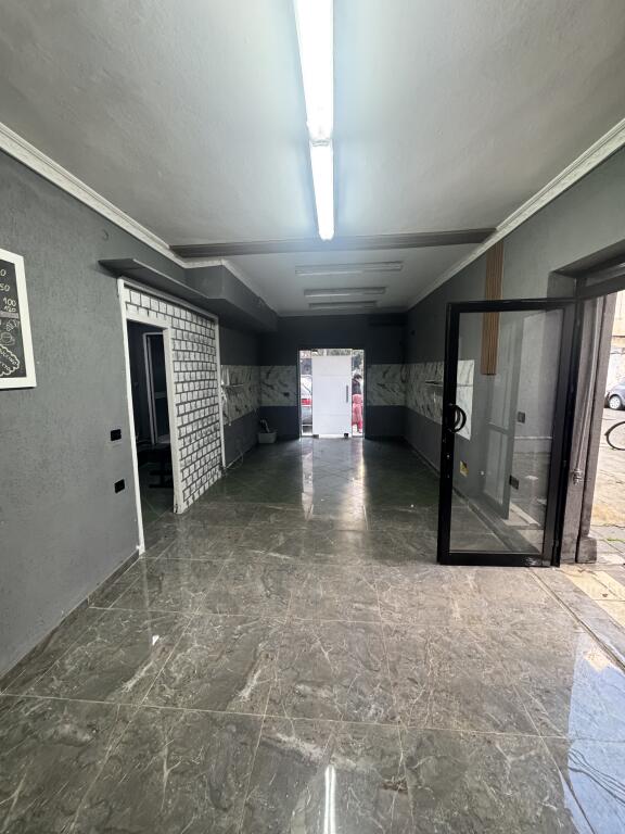 Locale commerciale in affitto a 21 Dhjetori