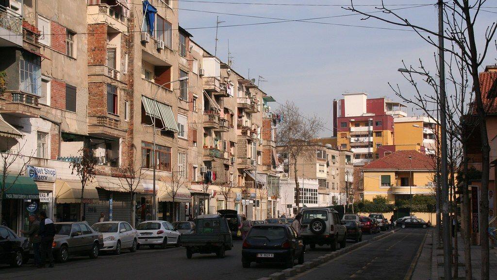 SHITET ZYRE 250M2 "TE RRUGA E BARRIKADAVE" 4500 EURO/M2