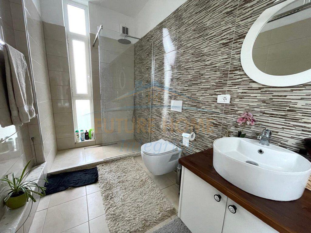 In affitto, Villa su 2 piani con piscina, Farkë, Tirana.