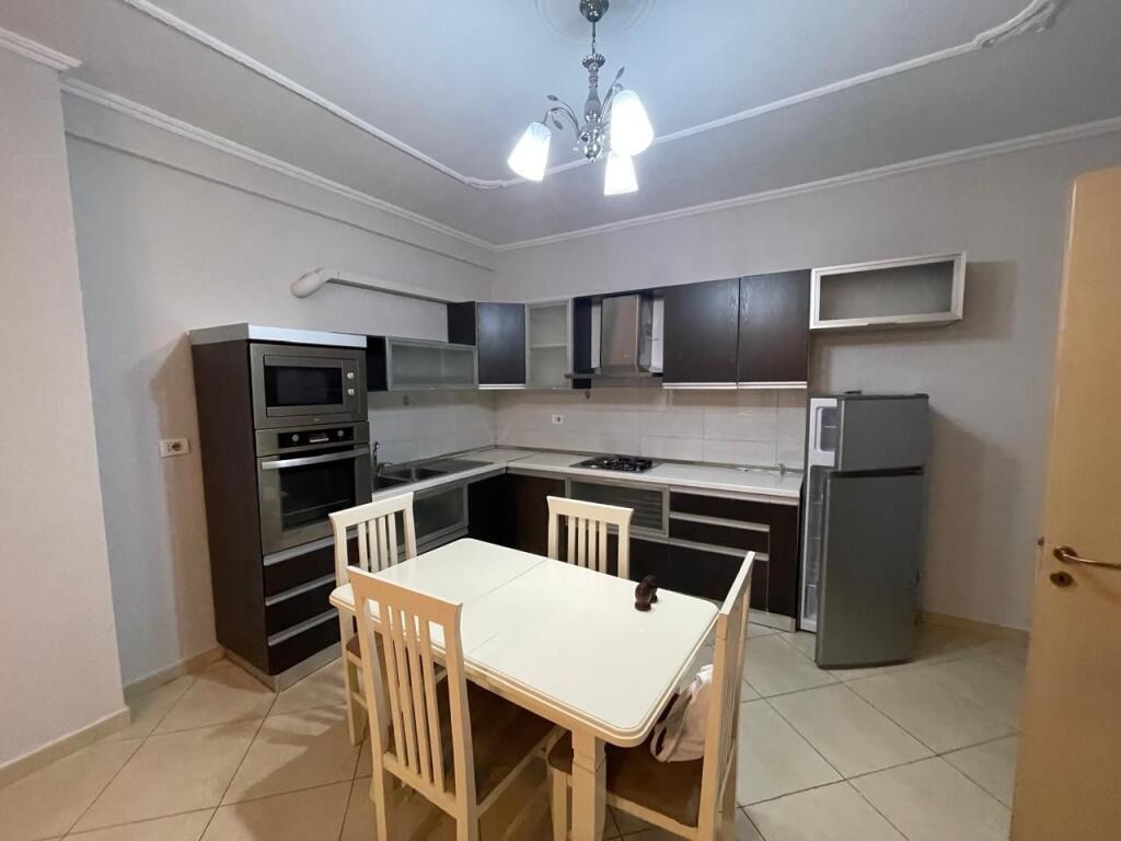 Ofrohet per qera apartament 2+1 ne astir