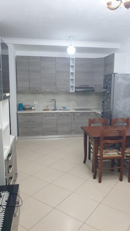 🏠 Jepet me qira 1+1  📍Golden Park perballe Amerikan 3 📐 72 m² | Kati 6 🌇 Ballkon 💰 45.000 lekë/muaj