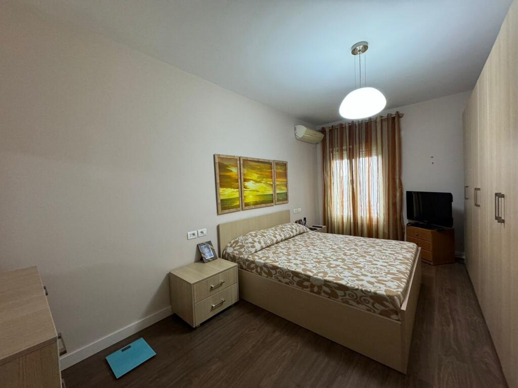 Shitet apartament 2+1 +post parkimi te Shkolla e Bashkuar