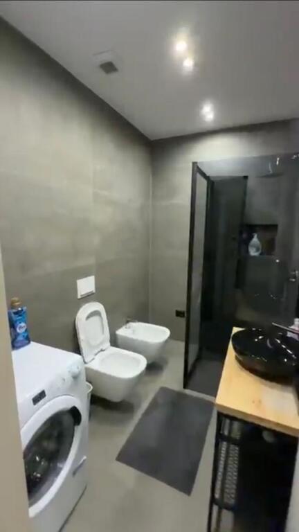 Affittiamo appartamento 2+1+2 con posto auto al Parco Olimpico \ Comune di Parigi