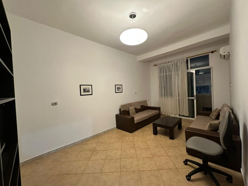 Prane Qendres Shitet Apartament 1+1 (i konvertueshem ne 2+1)
