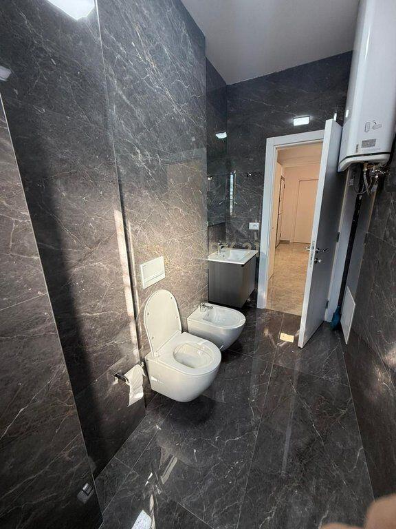 JEPET ME QERA APARTAMENT 2+1+2+ POST PARKIMI TE KODRA E DIELLIT! 900 € /Muaj Sip. Totale  114m2