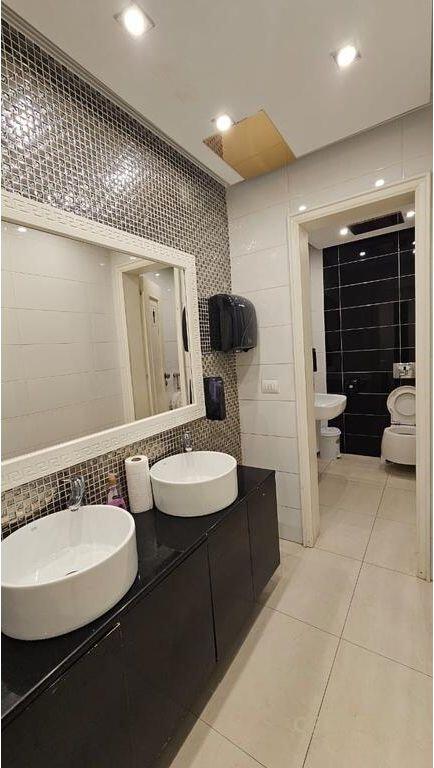 SHITET BIZNES BAR-LOUNGE NE ISH BLLOK!