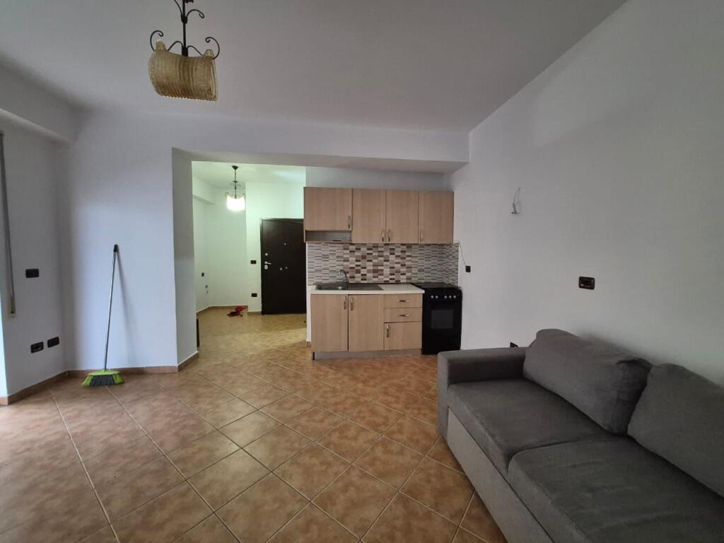 Jepet apartament me qera 1+1 lagja 17 durres