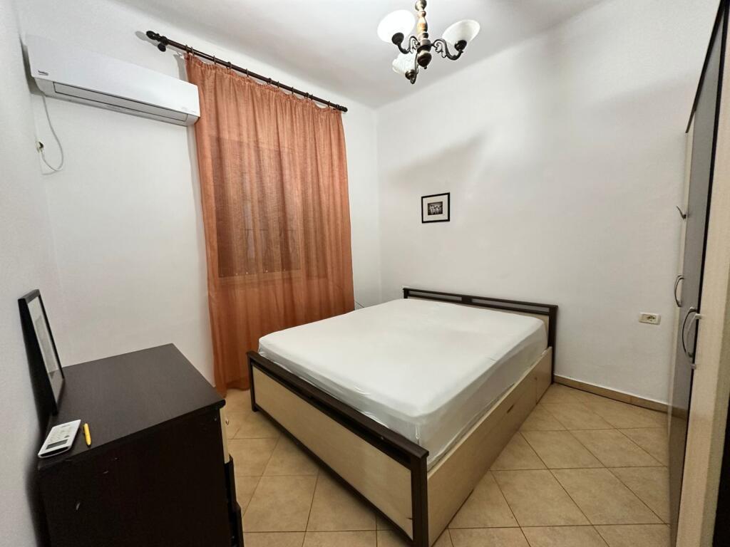 Prane Qendres Shitet Apartament 1+1 (i konvertueshem ne 2+1)