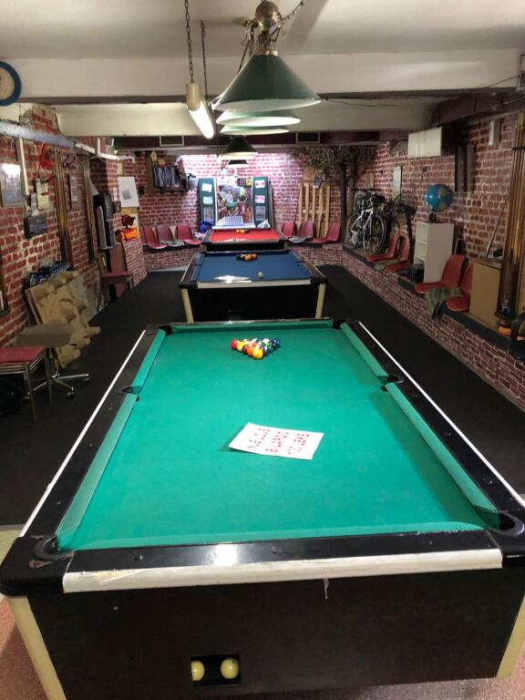 Business premises for sale in block