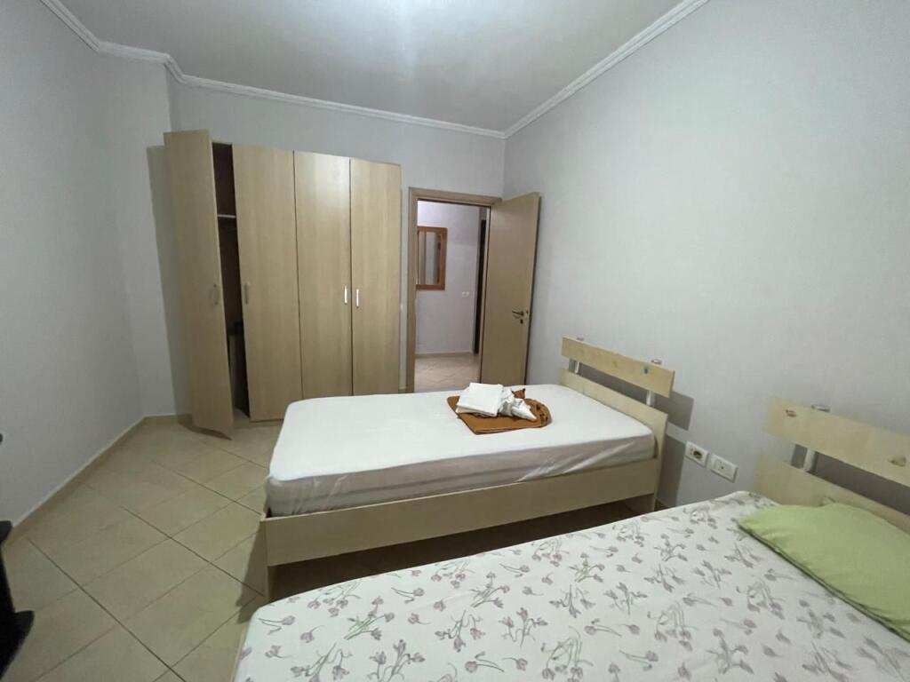 Ofrohet per qera apartament 2+1 ne astir