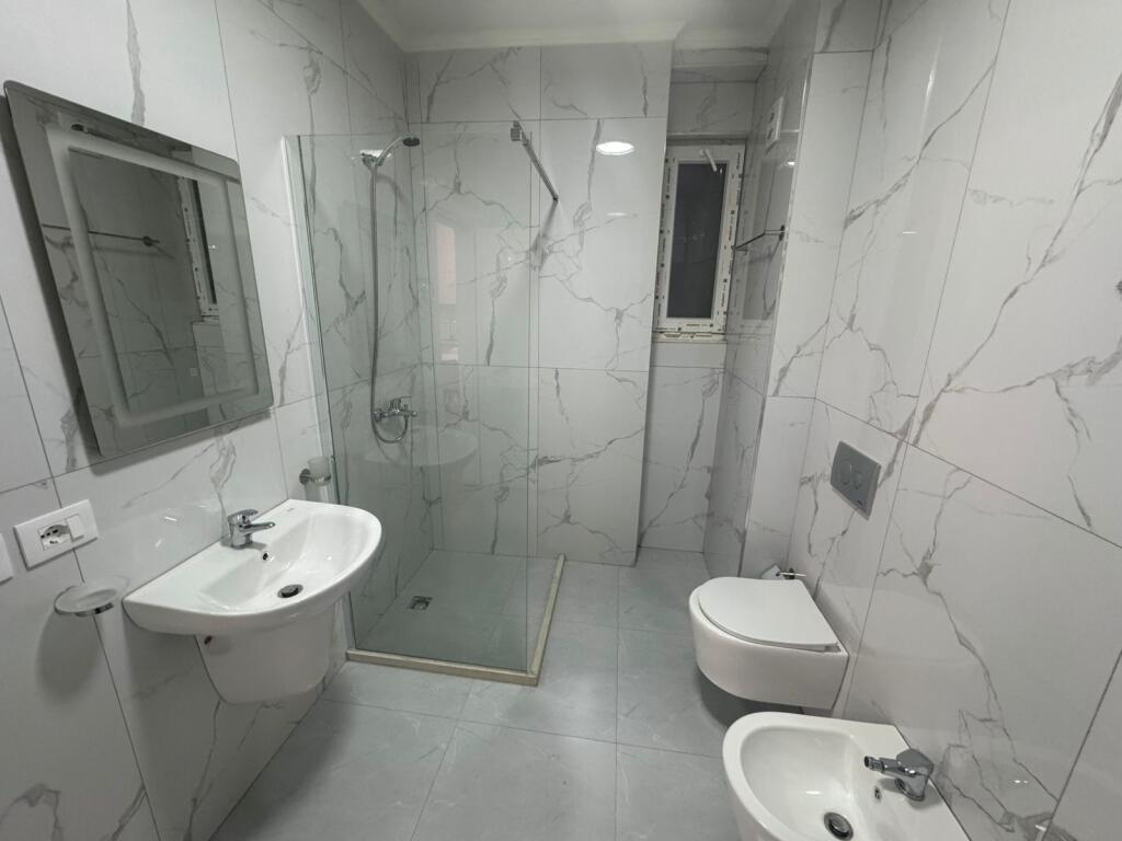 🏠 JEPET ME QERA APARTAMENT 1+1 📍 Përballë Spitalit Amerikan 3 🏢 Kati i 5-të