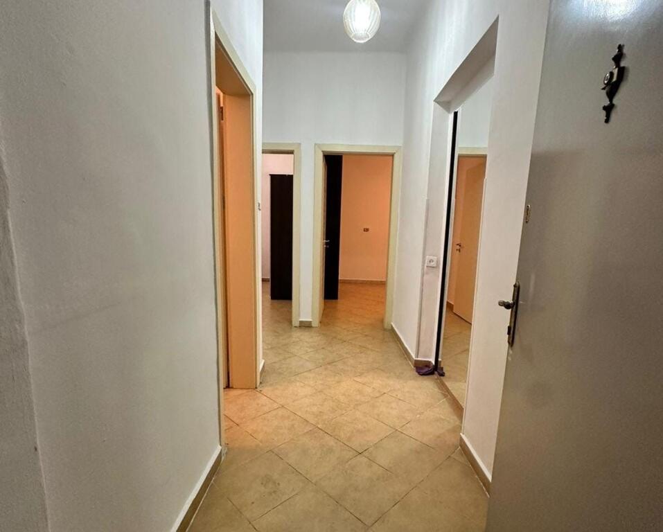 Prane Qendres Shitet Apartament 1+1 (i konvertueshem ne 2+1)