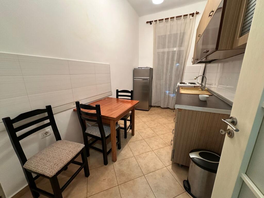 Prane Qendres Shitet Apartament 1+1 (i konvertueshem ne 2+1)