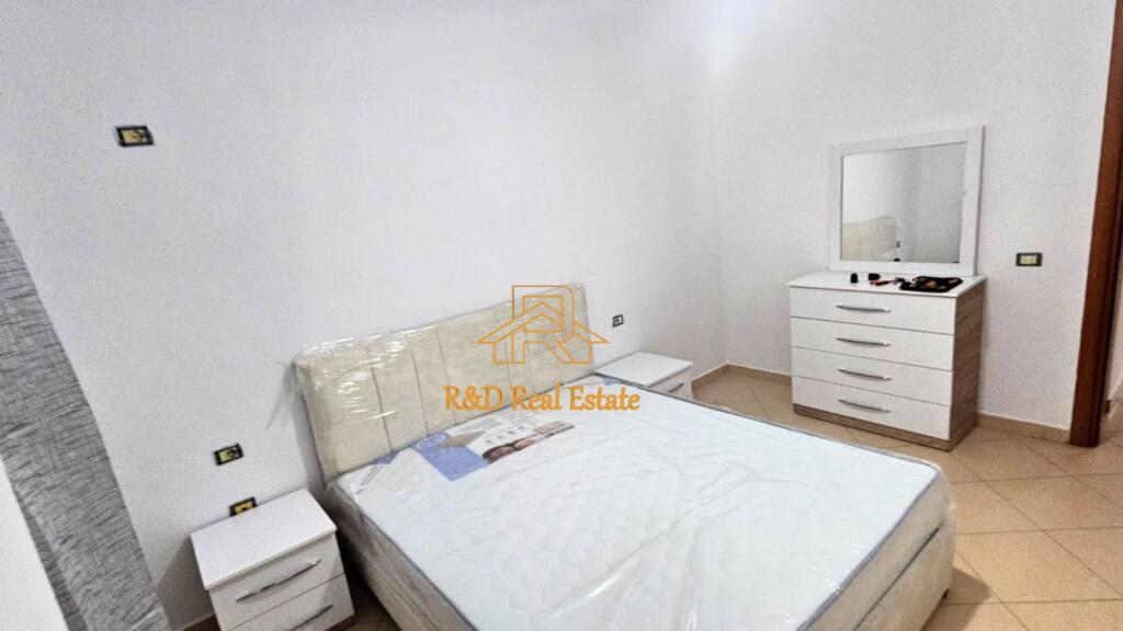 🏡 APARTAMENT ME QERA – Rruga 3 Dëshmorët, Yzberisht