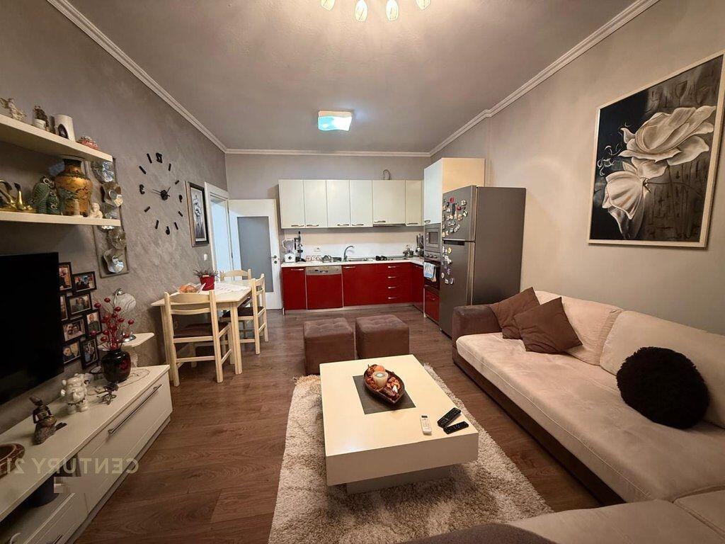 Shitet apartament 2+1 mbrapa Globe!