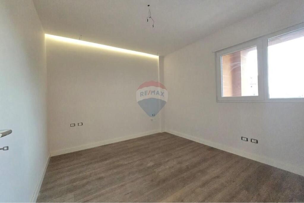 Apartment 2+1+ garage for sale at Shkolla e Kuqe