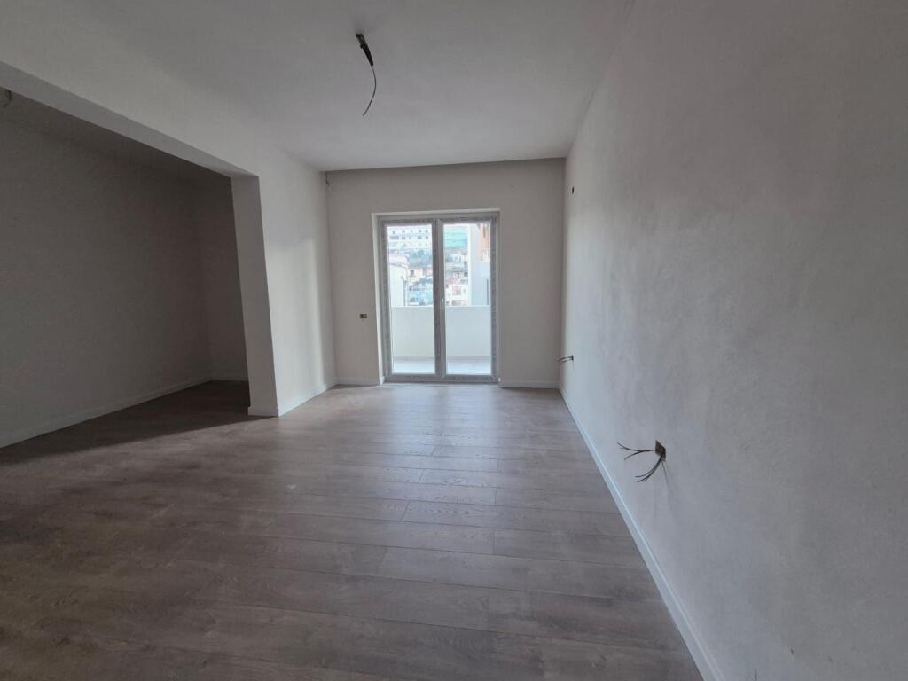 Shitet Apartament 2+1 prane spitalit durres cmimi 115.000 euro