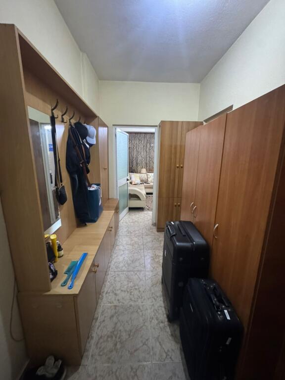 Jepet me Qera apartament 1+1  Tek ish-parku pas globit