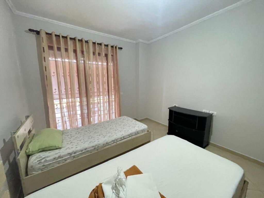 Ofrohet per qera apartament 2+1 ne astir