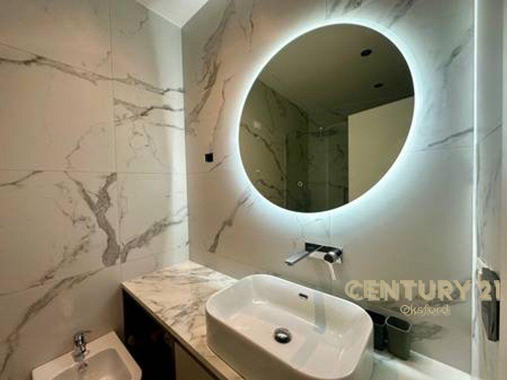 Shitet apartament modern në Rezidencën Lake View
