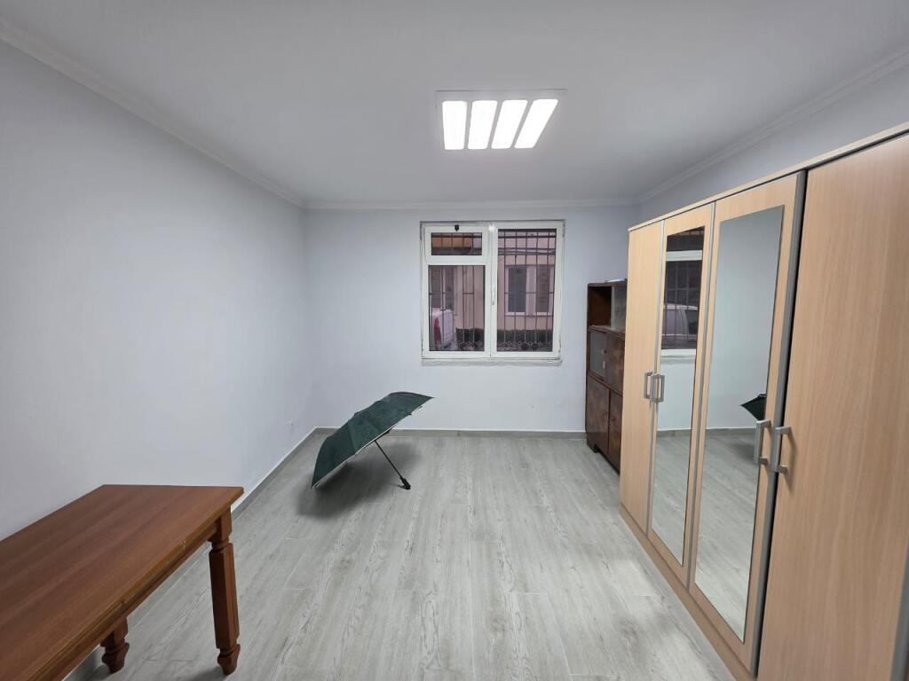 Ufficio in affitto vicino alla stazione di servizio Kastrati (ponte ad arco, di fronte al complesso Delijorgji),