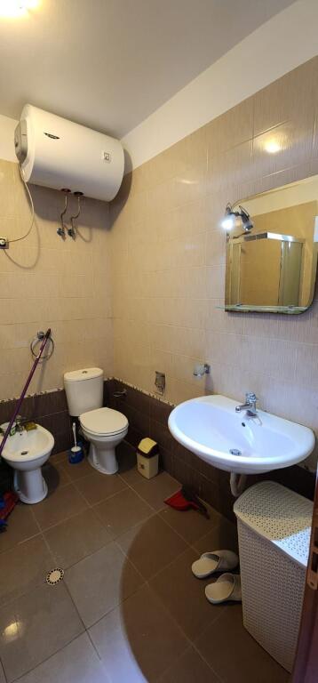 Apartament 1+1 me qira – Shtëpi private afer me rrugen Muhamet Gjollesha !!