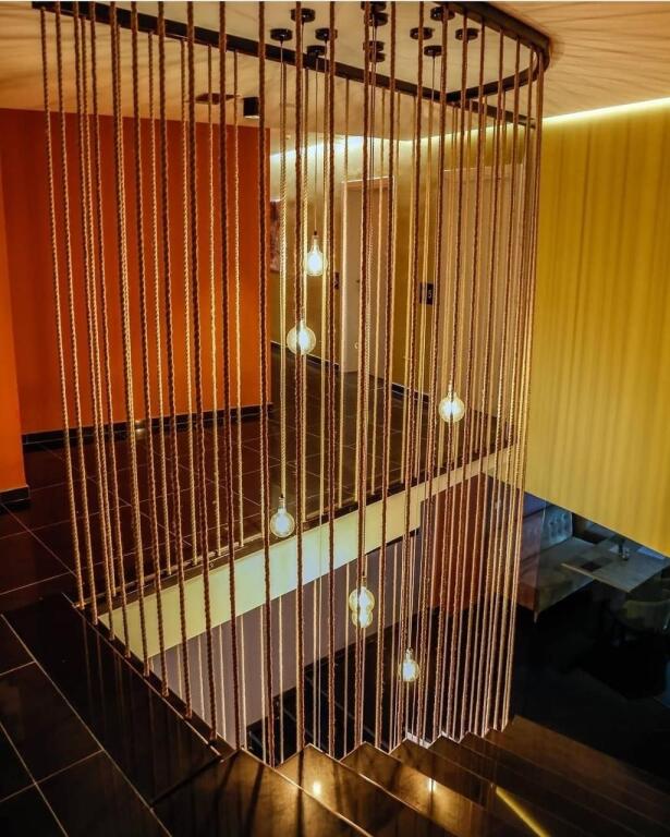 HOTEL PER SHITJE PRANE UNAZES SE RE