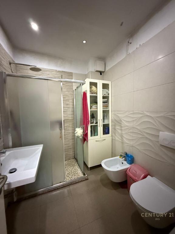 Shitet apartament 2+1 pranë zonës Globe