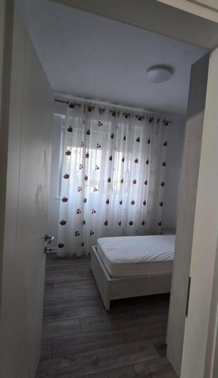 Ofrojme apartament per qira tek Liqeni i Thate