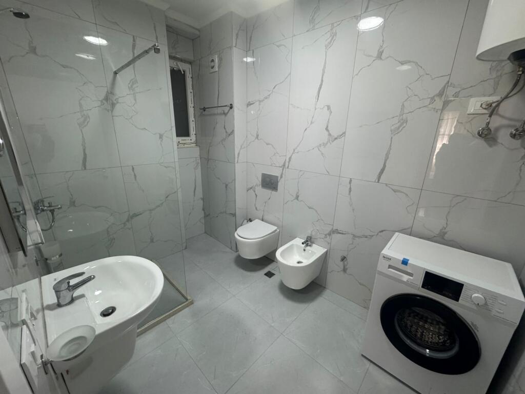 🏠 JEPET ME QERA APARTAMENT 1+1 📍 Përballë Spitalit Amerikan 3 🏢 Kati i 5-të