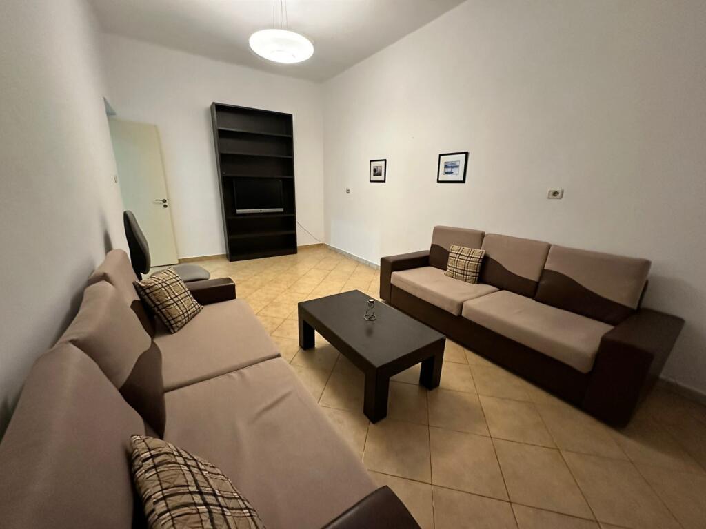 Prane Qendres Shitet Apartament 1+1 (i konvertueshem ne 2+1)