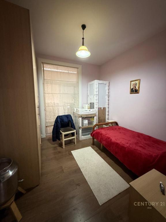 Shitet apartament 2+1 pranë zonës Globe