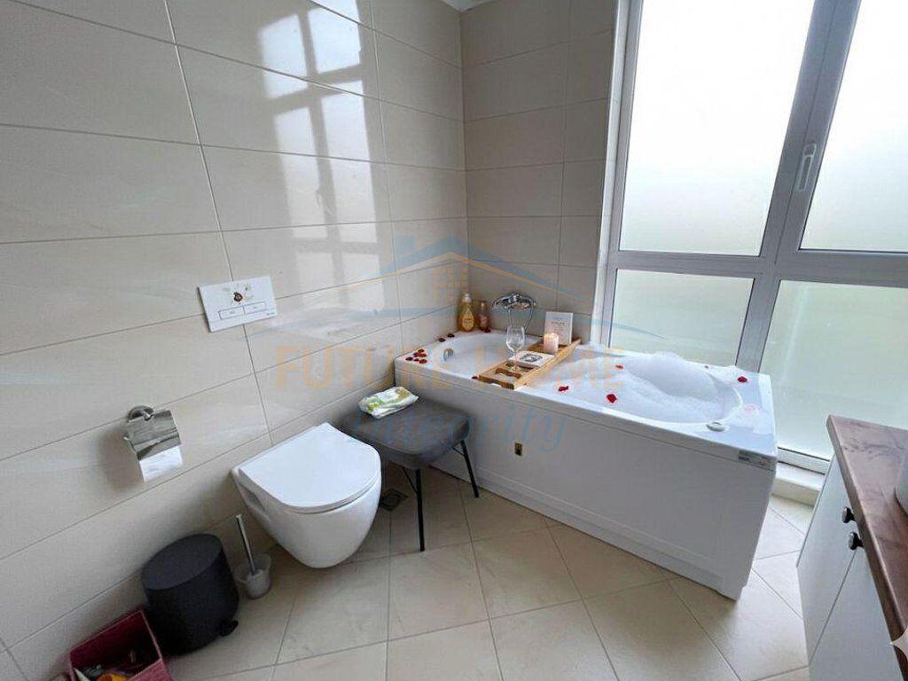 In affitto, Villa su 2 piani con piscina, Farkë, Tirana.