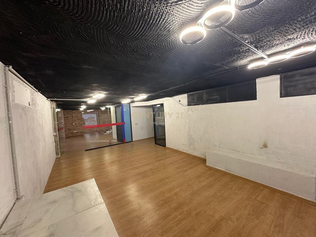 Disponojme Ambient Zyrash për Qera ne zonen e Myslym Shyrit