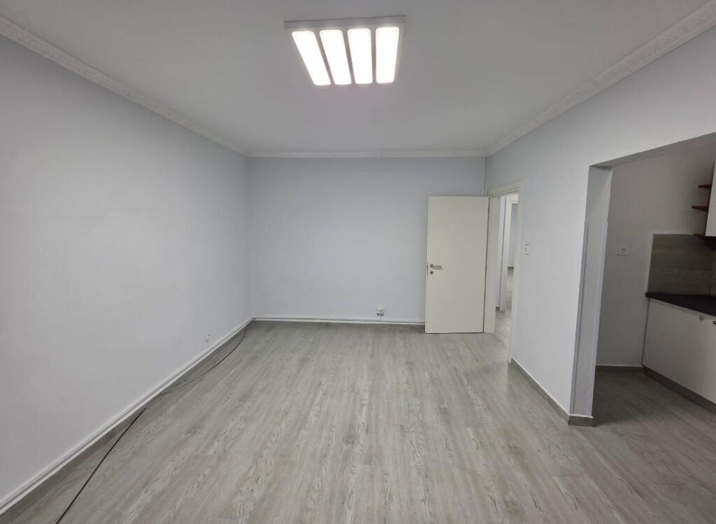 Ufficio in affitto vicino alla stazione di servizio Kastrati (ponte ad arco, di fronte al complesso Delijorgji),