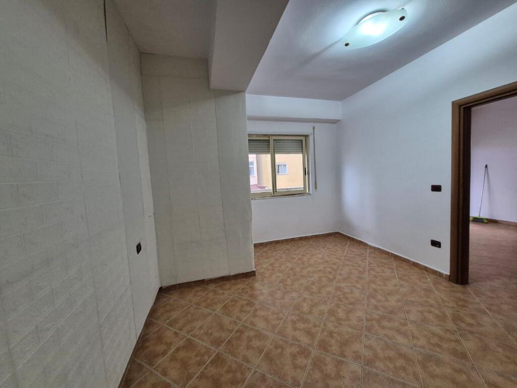 Jepet apartament me qera 1+1 lagja 17 durres