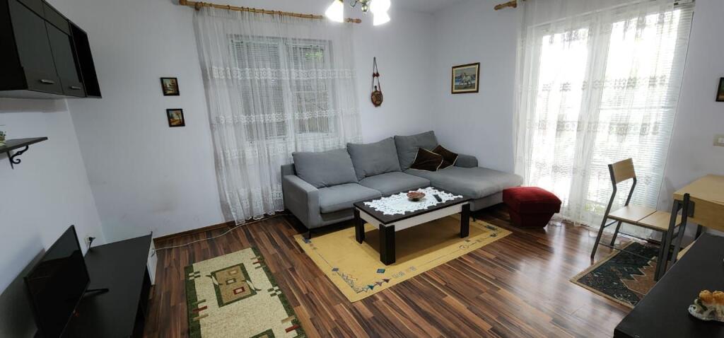 Apartament 1+1 me qira – Shtëpi private afer me rrugen Muhamet Gjollesha !!