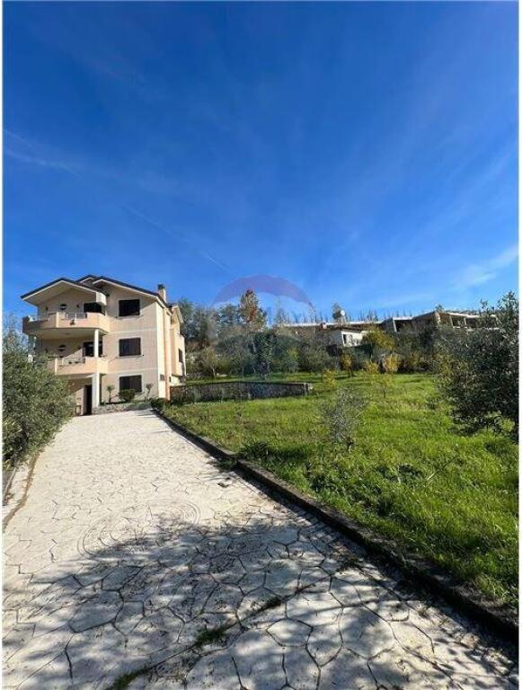 WE SELL A VILLA WITH 3 FLOORS IN FARKE!