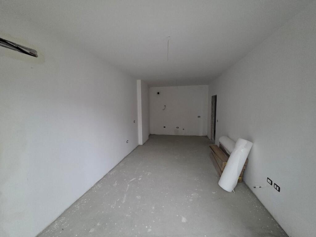 Treni Pran Unazes Se Vogel Shitet Apartament 1+1