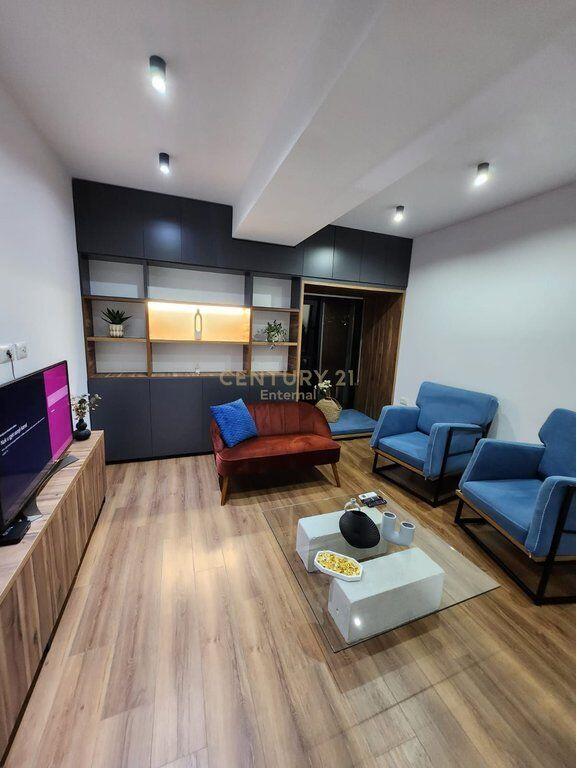 Zyrë 1+1 Me Qira në Square 21, Tiranë - 1000€ | 65 m²