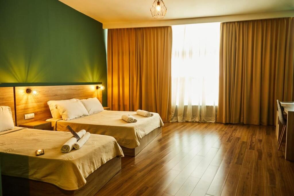 HOTEL PER SHITJE PRANE UNAZES SE RE