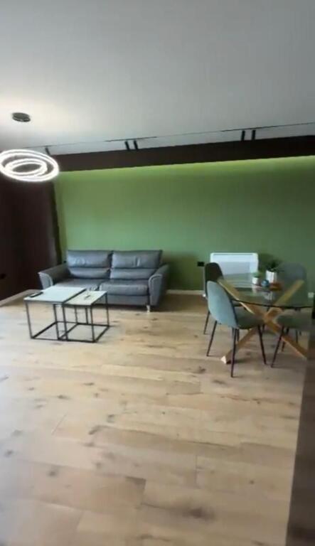 Affittiamo appartamento 2+1+2 con posto auto al Parco Olimpico \ Comune di Parigi