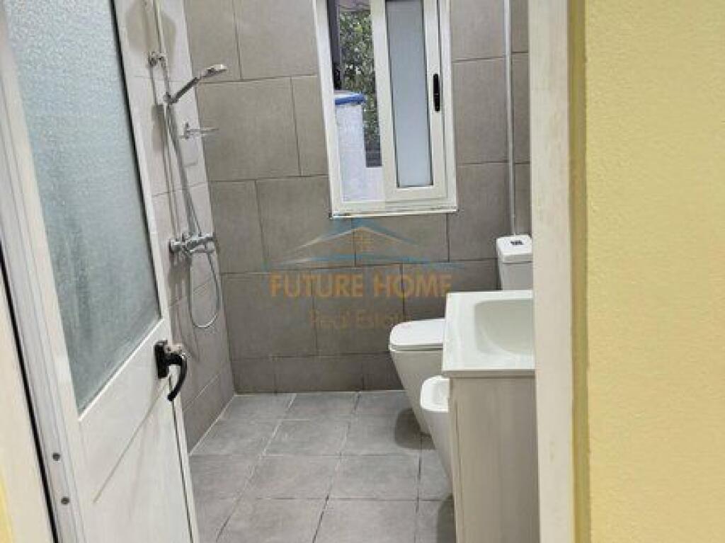 Appartamento 1+1 in vendita vicino alla Scuola Bajram Curri, Tirana