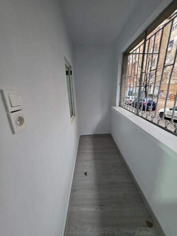 Ufficio in affitto vicino alla stazione di servizio Kastrati (ponte ad arco, di fronte al complesso Delijorgji),