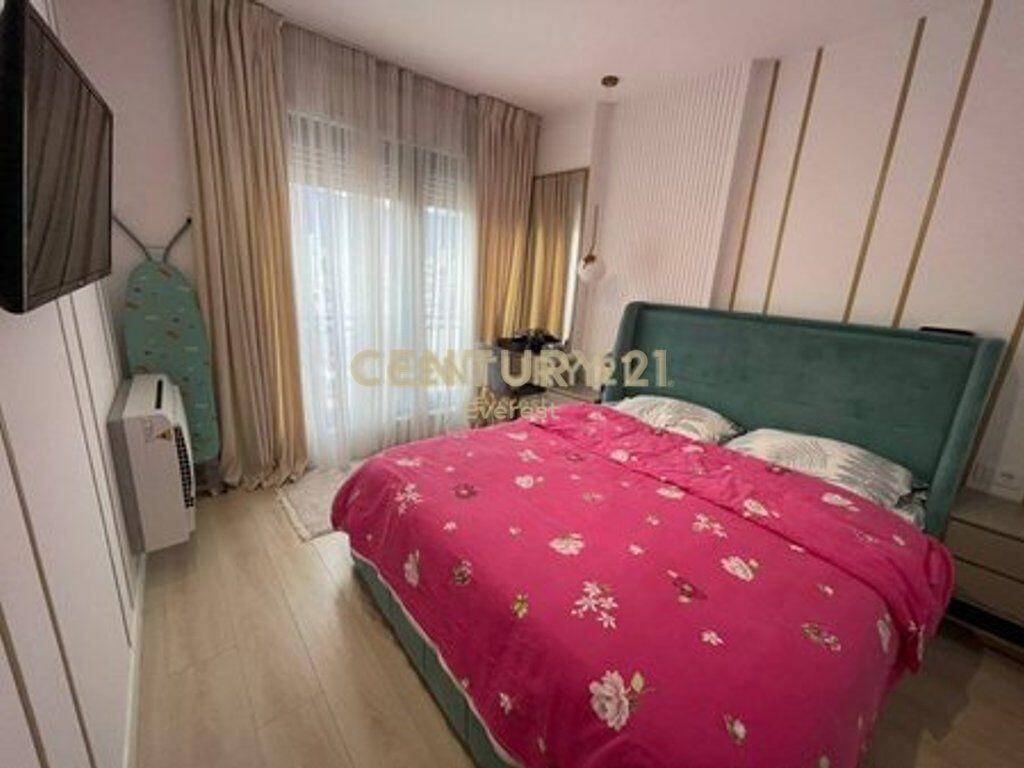 BLV. ZOGU I PARE, JAPIM APARTAMENT 1+1 PER QIRA!