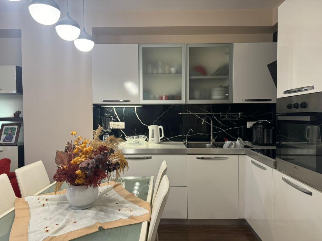 Shitet apartament 2+1 +post parkimi te Shkolla e Bashkuar