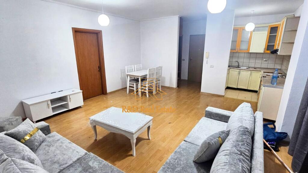 🏡 APARTAMENT ME QERA – Rruga 3 Dëshmorët, Yzberisht